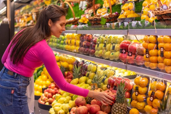 Spendiamo di più e mangiamo di meno. Calano le spese per i farmaci, aumentano quelle per i telefoni
