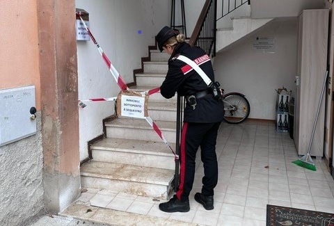 Va a casa della ex e la colpisce con dieci martellate in testa: è in fin di vita. Lei lo aveva già denunciato e aveva installato le telecamere