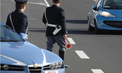 Prende a martellate due poliziotti in A4, un agente gli spara. "Non si osi indagarlo"