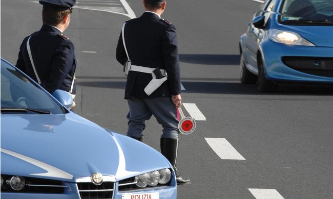 Prende a martellate due poliziotti in A4, un agente gli spara. “Non si osi indagarlo”
