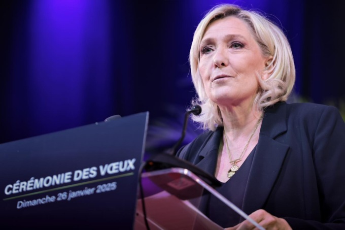 Marine Le Pen condannata per appropriazione indebita: ineleggibile per 5 anni. Sostegno di Putin, Orban e Salvini
