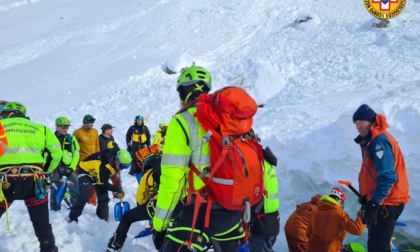 Tre persone sepolte da una slavina in Trentino: un morto. Sulle Dolomiti bellunesi altri due decessi