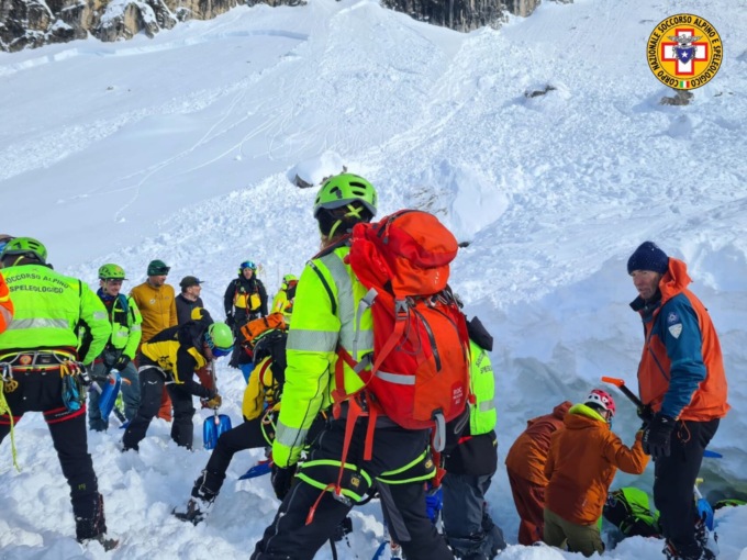 Tre persone sepolte da una slavina in Trentino: un morto. Sulle Dolomiti bellunesi altri due decessi