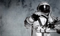 Sessant'anni fa un uomo fece la prima passeggiata spaziale della storia (e fu un traguardo russo)