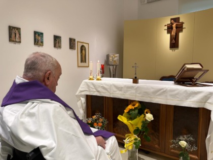 Papa Francesco si affaccerà dalla finestra del Gemelli. Il cardinale Fernandez: “Deve reimparare a parlare”
