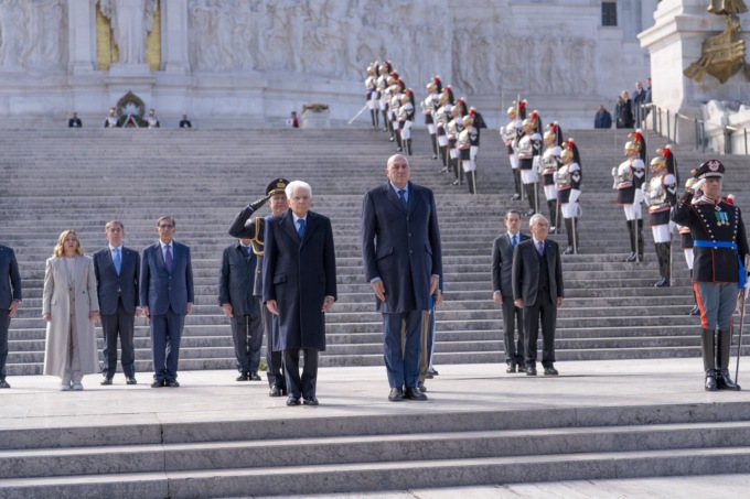 Giornata dell’Unità Nazionale, il presidente Mattarella all’Altare della Patria: “Realizziamo ideali di libertà e giustizia”