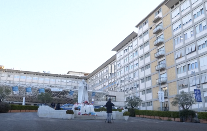 Papa Francesco ha ripreso la ventilazione ad alto flusso: quadro stabile ma complesso