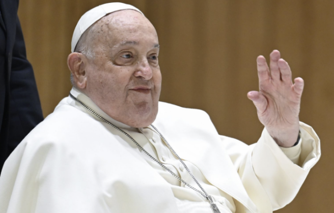 Sciolta finalmente la prognosi per Papa Francesco: miglioramenti ormai consolidati