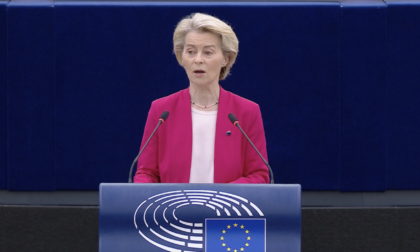 Von der Leyen: "Putin vicino ostile. Sicurezza Europa in crisi". Protesta del M5S con striscioni e cartelli in aula