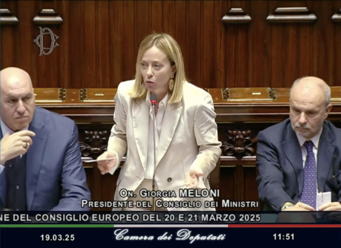 Meloni alla Camera legge il Manifesto di Ventotene: “Questa non è la mia Europa”. Scintille e proteste, seduta sospesa