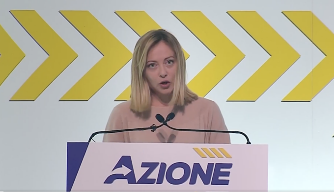 Meloni al congresso di Azione: la sintonia con Calenda e la reazione dell’opposizione