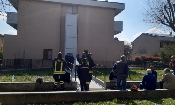 Incidenti sul lavoro: non ce l’ha fatta l’operaio travolto dal contrappeso di un ascensore. Volo fatale anche a Napoli