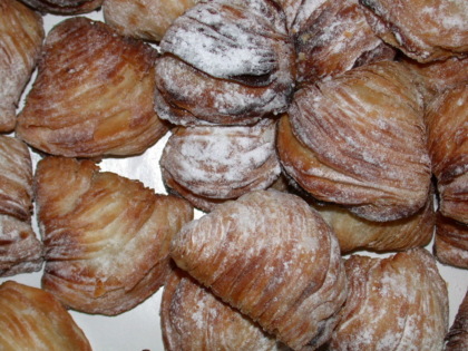 Salmonella nei dolci, maxi-ritiro: i prodotti e i lotti a rischio (da non mangiare)