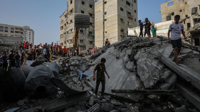 Israele stacca la corrente alla Striscia di Gaza: si tratta sul rilascio di 10 dei 24 ostaggi rimasti vivi