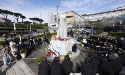 Papa Francesco stabile in un quadro complesso: "Ripresa la ventilazione meccanica nella notte"