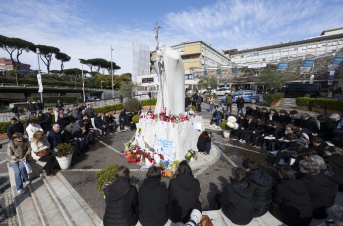 Papa Francesco stabile in un quadro complesso: “Ripresa la ventilazione meccanica nella notte”