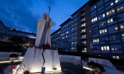 Tolta la maschera ad ossigeno a Papa Francesco, niente febbre: "Guerra ancora più assurda vista da qui"