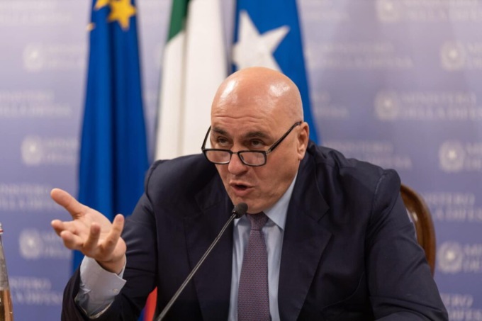 M5S: "Goffo distinguo di Meloni fra i volenterosi". Crosetto: "Pace difficile senza armamenti"
