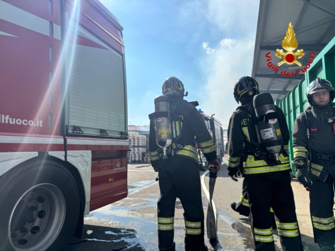 Esplosione allo stabilimento Perfetti. Giovane meccanico muore schiacciato da un autobus