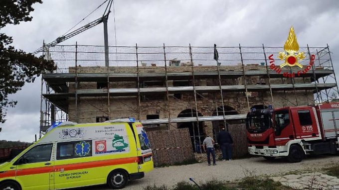 Travolto da un blocco di cemento, grave operaio sessantenne