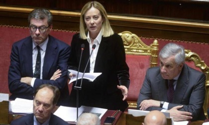 Meloni in equilibrio tra Usa e Ue in Senato, le reazioni delle opposizioni: "Deve scegliere"