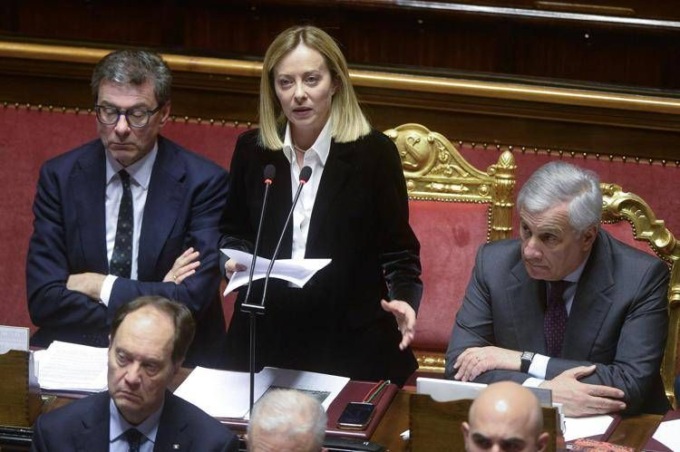 Meloni in equilibrio tra Usa e Ue in Senato, le reazioni delle opposizioni: “Deve scegliere”