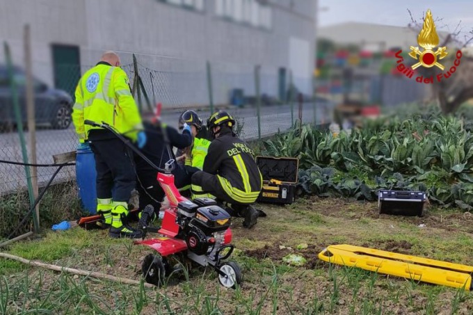 Resta incastrato nella motozappa e si ferisce gravemente. Tre incidenti sul lavoro in Lombardia