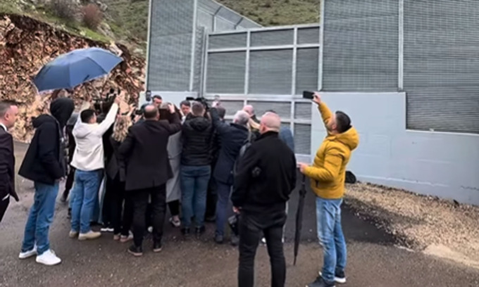 Blitz nei centri migranti in Albania: “Sono il senatore Matteo Renzi, mi potete aprire?”