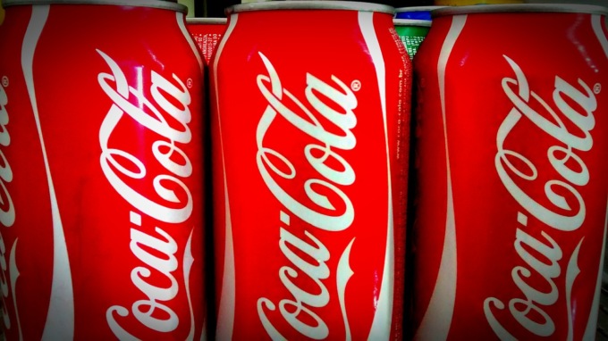 Plastica nella Coca Cola, richiamate 10.000 lattine negli Usa