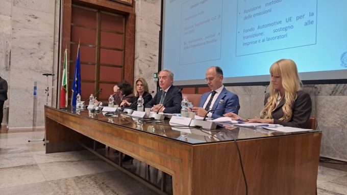 Urso: “2,5 miliardi nel triennio 2025-27 a supporto della filiera dell’automotive”. Niente rinnovo per l’Ecobonus