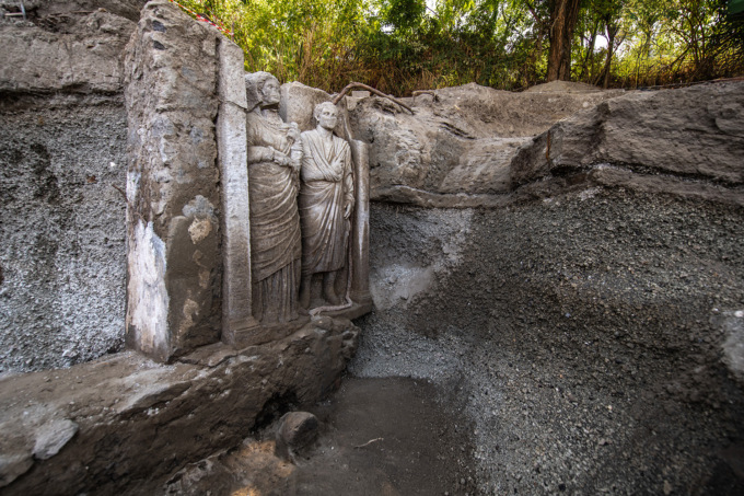 L'ultima scoperta archeologica a Pompei: affiora un rilievo funebre di una coppia