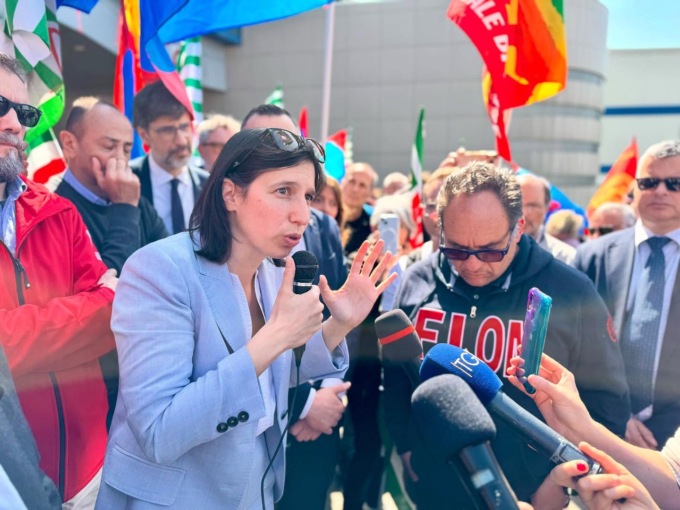 Dal no ai tagli alla StM fino alla passerella al Salone del mobile: la giornata lombarda di Elly Schlein