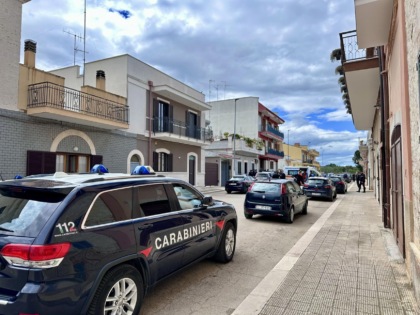 Uccide la moglie a coltellate, poi chiama I Carabinieri: “Venite a prendermi”