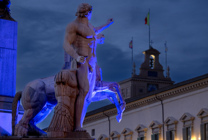 Quirinale, la Fontana dei Dioscuri illuminata di blu per la "Giornata Mondiale della Consapevolezza dell’Autismo"