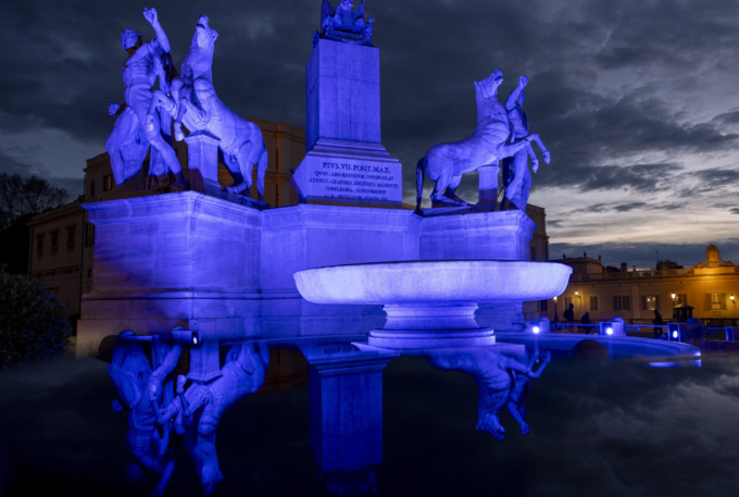 Quirinale, la Fontana dei Dioscuri illuminata di blu per la "Giornata Mondiale della Consapevolezza dell’Autismo"
