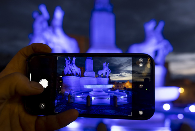 Quirinale, la Fontana dei Dioscuri illuminata di blu per la "Giornata Mondiale della Consapevolezza dell’Autismo"