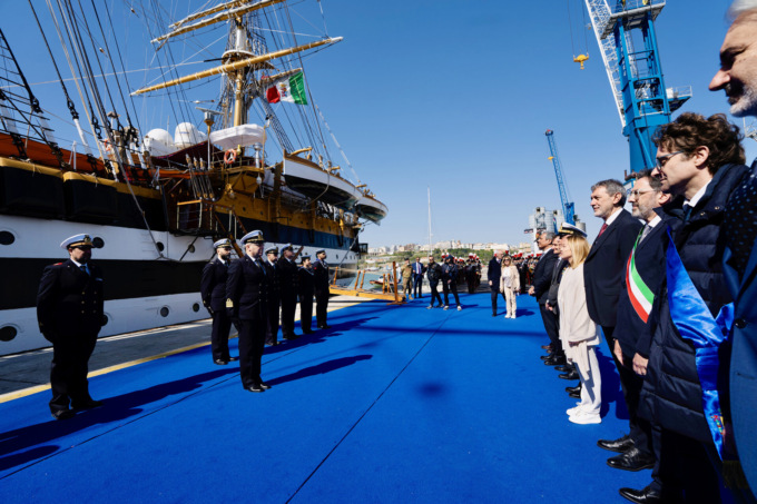 Meloni visita la nave Vespucci e torna sui dazi: "Non è una catastrofe, lavoriamo per rimuoverli"