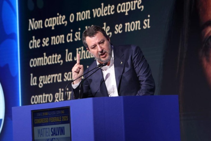 Lega, Salvini consegna la tessera a Vannacci: sarà vicesegretario