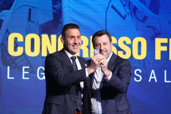 Lega, Salvini consegna la tessera a Vannacci: sarà vicesegretario