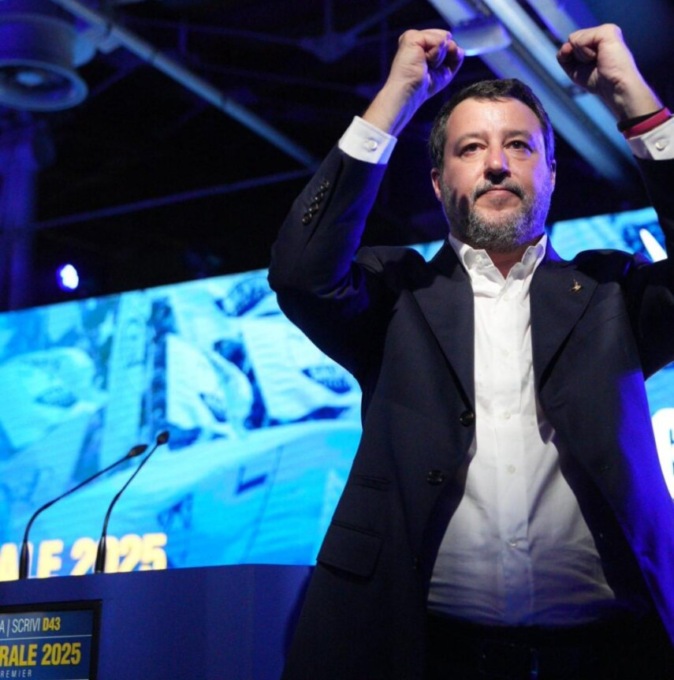 Lega, Salvini consegna la tessera a Vannacci: sarà vicesegretario