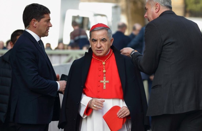 Il cardinale Becciu rinuncia al Conclave: "Obbedisco al Papa, ma resto convinto della mia innocenza"