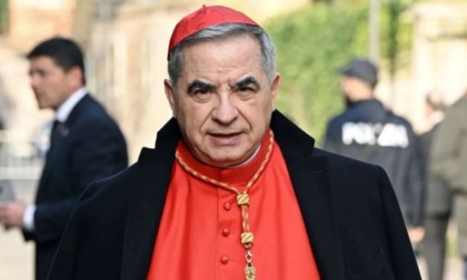 Il cardinale Becciu rinuncia al Conclave: "Obbedisco a Papa Francesco, ma resto convinto della mia innocenza"