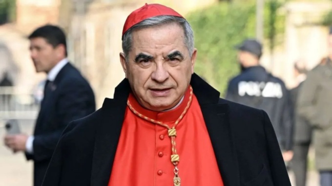 Il cardinale Becciu rinuncia al Conclave: “Obbedisco a Papa Francesco, ma resto convinto della mia innocenza”