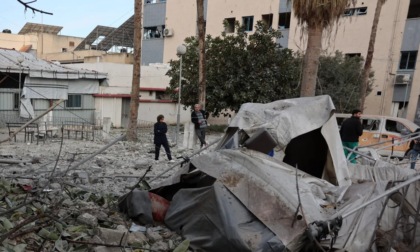 Israele persevera: lancio di razzi alla Siria, a Khan Younis dopo l'ospedale presa di mira anche una scuola