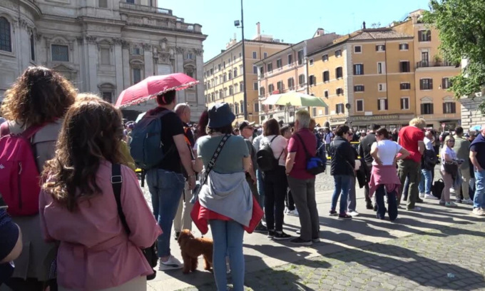 Ore di coda per rendere omaggio a Papa Francesco. Oggi la data del conclave