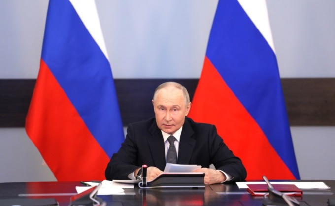 Putin annuncia una tregua di tre giorni per l’anniversario del Giorno della Vittoria. Zelensky: “Stop al fuoco immediato e per un mese”
