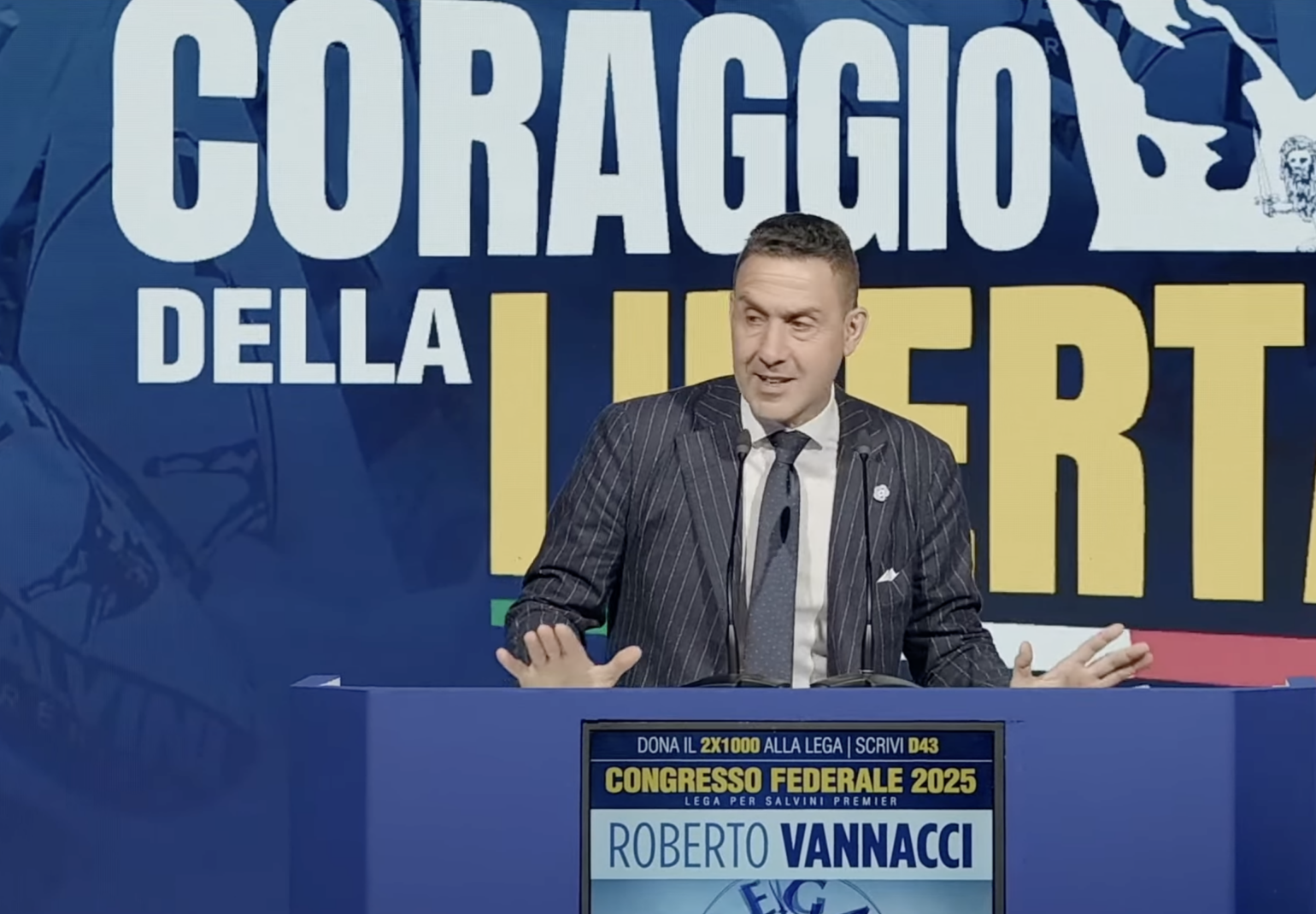 Lega, Salvini consegna la tessera a Vannacci: sarà vicesegretario