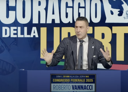 Lega, Salvini consegna la tessera a Vannacci: sarà vicesegretario