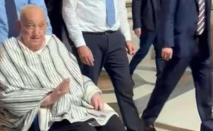Papa Francesco in visita a sorpresa nella Basilica di San Pietro per i restauri (con il poncho)