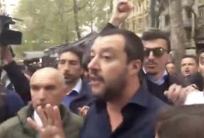 Lancio di uova contro Salvini, prosciolti in sei